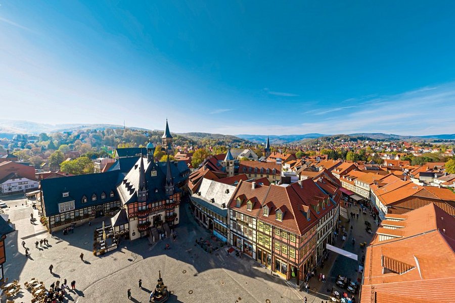 A-ROSA Gothisches Haus Wernigerode - Luftaufnahme Marktplatz mit Rathaus und Hotel