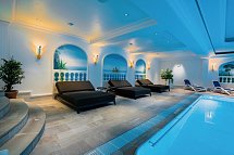 re.vita – naturresort & spa - Entspannungsliegen im Hallenbad