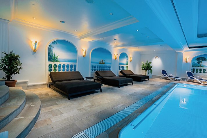 re.vita – naturresort & spa - Entspannungsliegen im Hallenbad