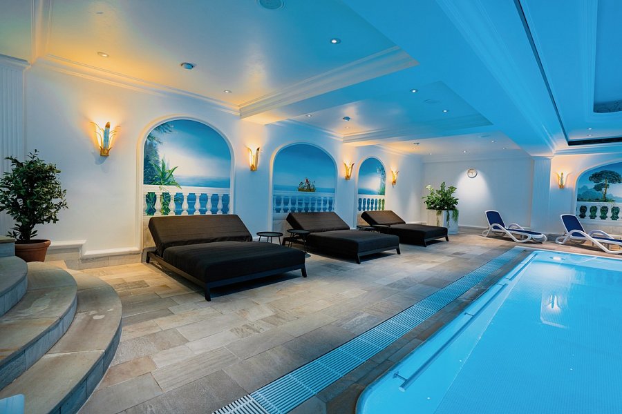 re.vita – naturresort & spa - Entspannungsliegen im Hallenbad