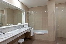 Sol Marbella Estepona · Atalaya Park - Badbeispiel Doppelzimmer seitl. Meerblick (Zimmercodierungen D1N, D2N, FB1 & FB2)