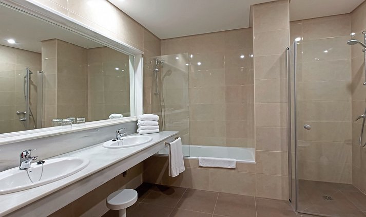 Sol Marbella Estepona · Atalaya Park - Badbeispiel Doppelzimmer seitl. Meerblick (Zimmercodierungen D1N, D2N, FB1 & FB2)