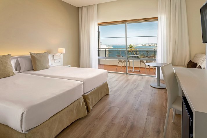 Sol Marbella Estepona · Atalaya Park - Wohnbeispiel Familienzimmer seitl. Meerblick (Zimmercodierungen F3N & F4N)