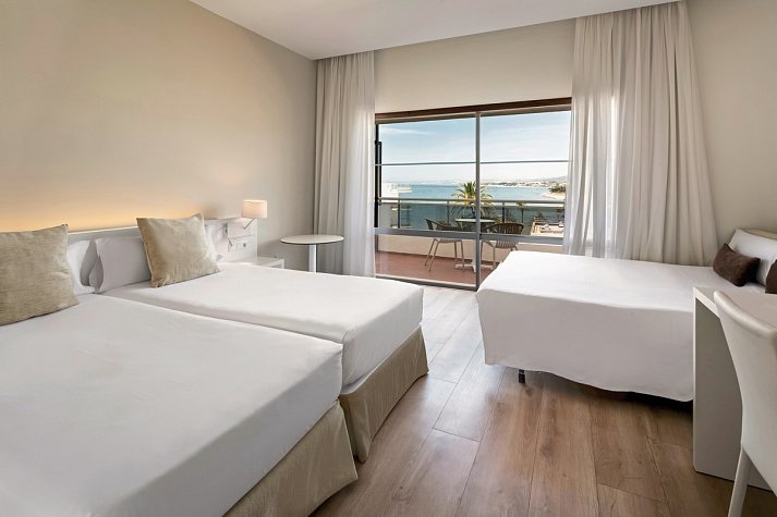 Sol Marbella Estepona · Atalaya Park - Wohnbeispiel Familienzimmer seitl. Meerblick (Zimmercodierungen F3N & F4N)