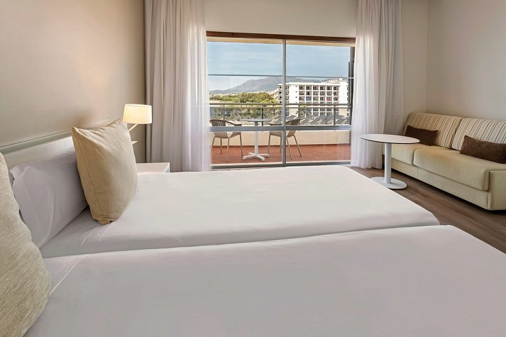 Sol Marbella Estepona · Atalaya Park - Wohnbeispiel Familienzimmer seitl. Meerblick (Zimmercodierungen F3N & F4N)