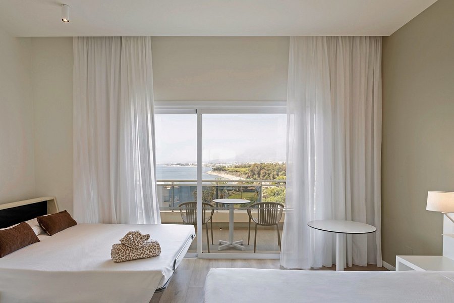 Sol Marbella Estepona · Atalaya Park - Wohnbeispiel Familienzimmer seitl. Meerblick (Zimmercodierungen F3N & F4N)