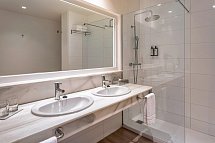 Sol Marbella Estepona · Atalaya Park - Badbeispiel Familienzimmer seitl. Meerblick (Zimmercodierungen F3N & F4N)
