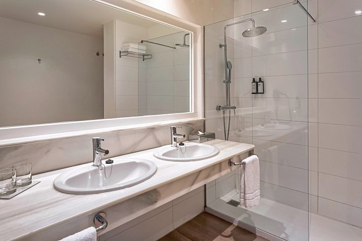 Sol Marbella Estepona · Atalaya Park - Badbeispiel Familienzimmer seitl. Meerblick (Zimmercodierungen F3N & F4N)