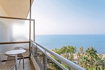 Sol Marbella Estepona · Atalaya Park - Balkonbeispiel Familienzimmer seitl. Meerblick (Zimmercodierungen F3N & F4N)