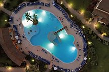 Horse Country Resort & Spa - Blick auf den Außenpool