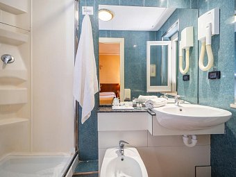 Hotel Santa Lucia - Wohnbeispiel Bad (Zimmercodierung DB1)