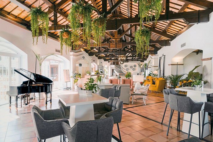 La Cala Resort