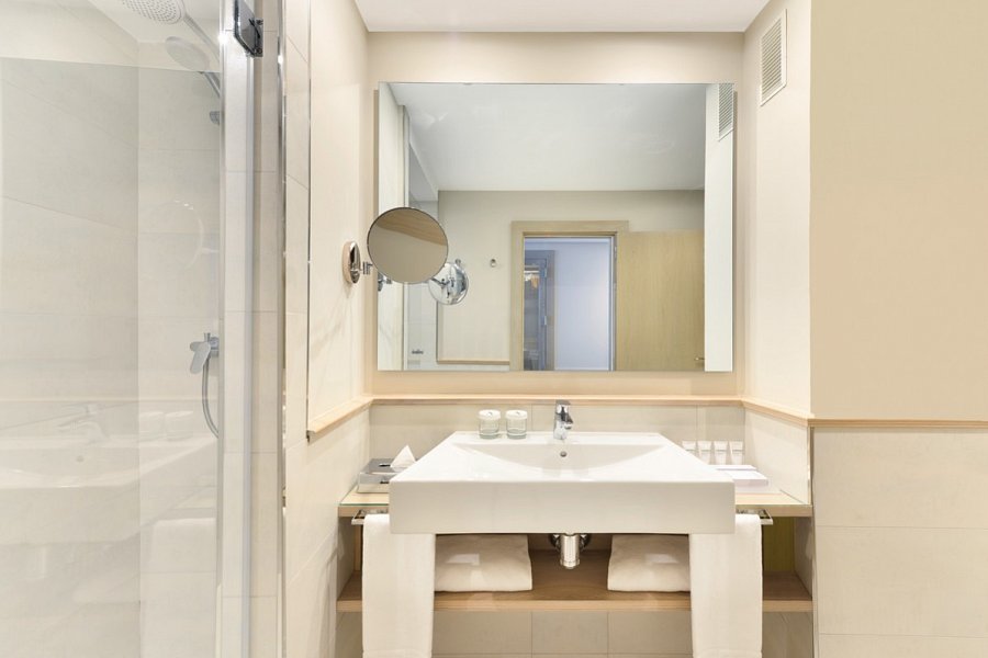 Amàre Beach Hotel Marbella - Badbeispiel Doppelzimmer seitl. Meerblick (Zimmercodierung DBN)