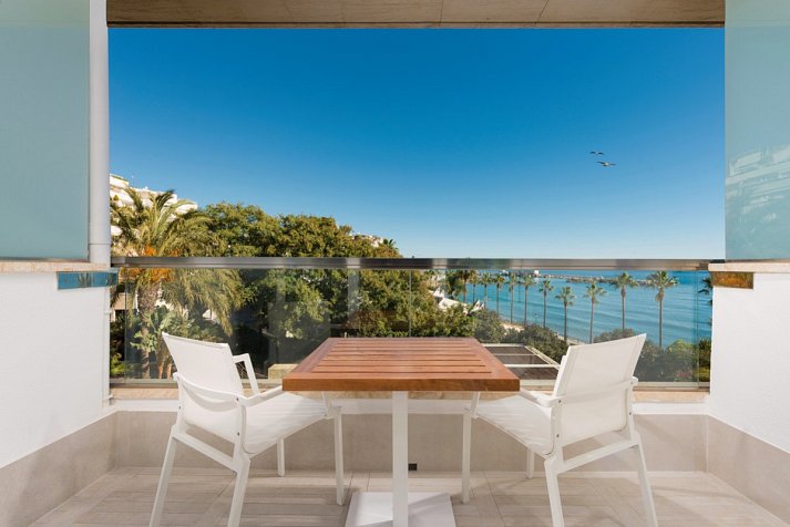 Amàre Beach Hotel Marbella - Balkonbeispiel Doppelzimmer seitl. Meerblick (Zimmercodierung DBN)