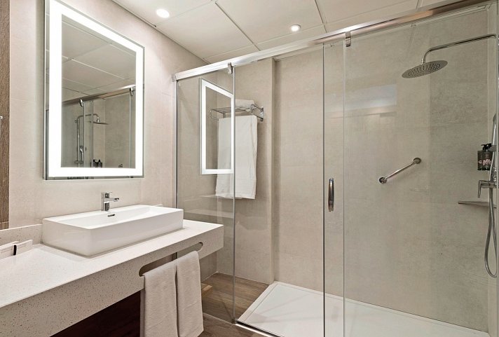 Best Tritón - Badbeispiel Doppelzimmer seitl. Meerblick (Zimmercodierungen DBN, D2N & DS1)