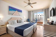 Hotel Mac Puerto Marina - Wohnbeispiel Doppelzimmer Poolblick (Zimmercodierung D1P)