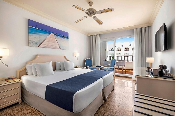 Hotel Mac Puerto Marina - Wohnbeispiel Doppelzimmer Poolblick (Zimmercodierung D1P)