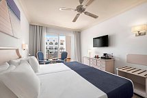 Hotel Mac Puerto Marina - Wohnbeispiel Doppelzimmer Poolblick (Zimmercodierung D1P)