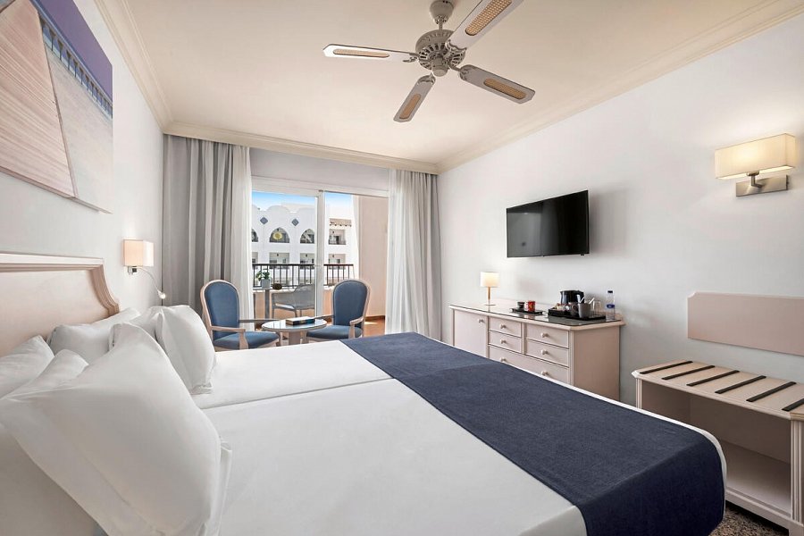 Hotel Mac Puerto Marina - Wohnbeispiel Doppelzimmer Poolblick (Zimmercodierung D1P)