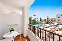 Hotel Mac Puerto Marina - Balkonbeispiel Doppelzimmer Poolblick (Zimmercodierung D1P)