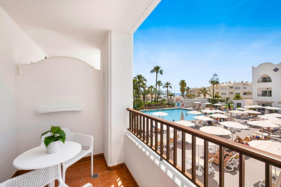 Hotel Mac Puerto Marina - Balkonbeispiel Doppelzimmer Poolblick (Zimmercodierung D1P)