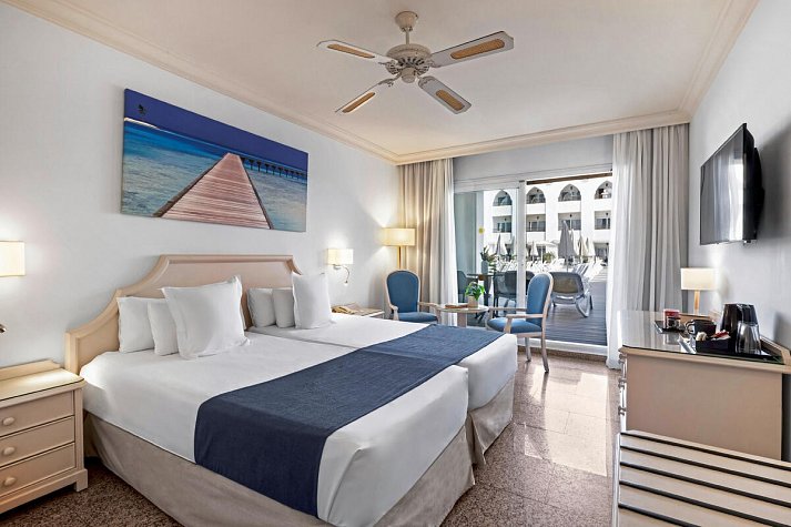 Hotel Mac Puerto Marina - Wohnbeispiel Doppelzimmer Poolzugang (Zimmercodierung DB4)