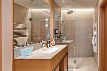 Falkensteiner Family Hotel Montafon - Wohnbeispiel Familiensuite Deluxe (Zimmercodierung WI1)