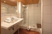 Sonne Bezau – Familotel Bregenzerwald - Beispiel Bad Sonnenzimmer (Zimmercodierung DB1)