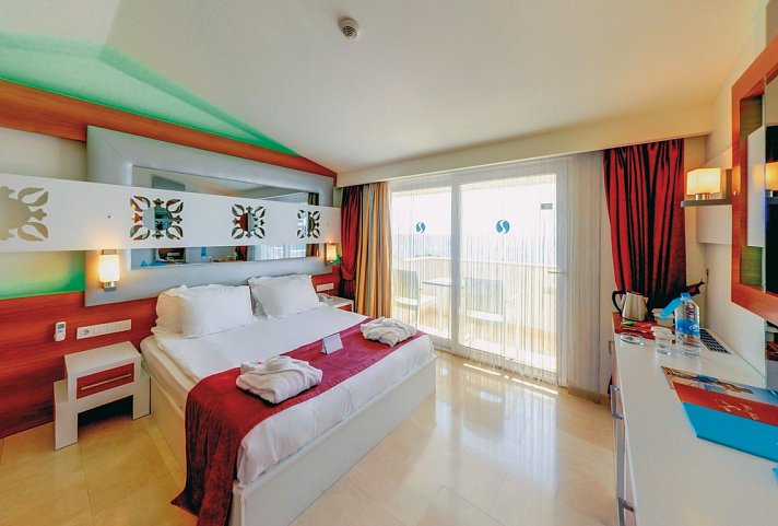 Flora Garden Beach - Wohnbeispiel Doppelzimmer Deluxe Meerblick (Zimmercodierung DDM)