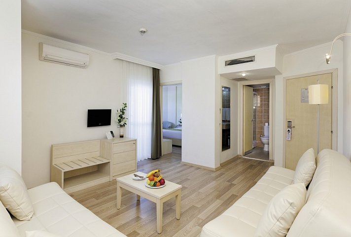 Febeach Hotel - Wohnbeispiel Suite Landblick (Zimmercodierung WBL)