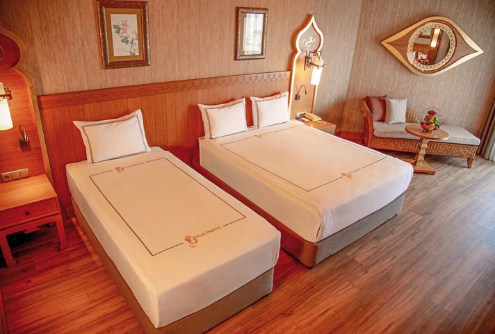 Royal Dragon Hotel - Wohnbeispiel Doppelzimmer Superior Landblick (Zimmercodierungen DSL & DCL)