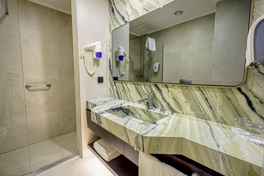 Orange Palace - Beispiel Bad Doppelzimmer Economy (Zimmercodierung DE1)