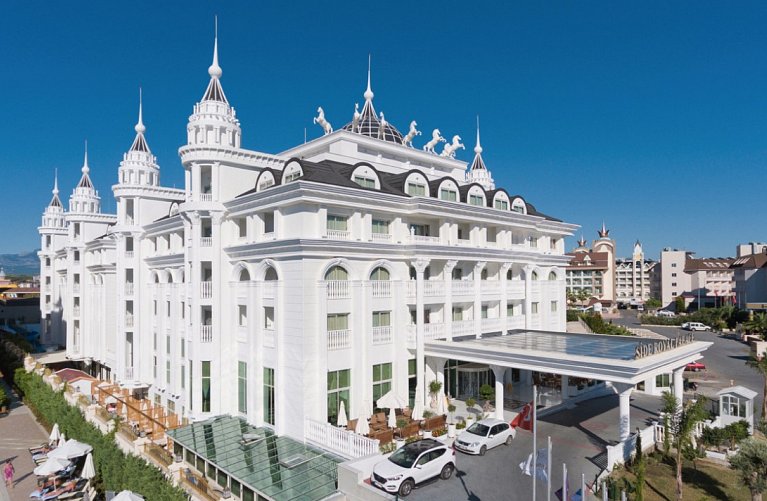 Side Royal Palace