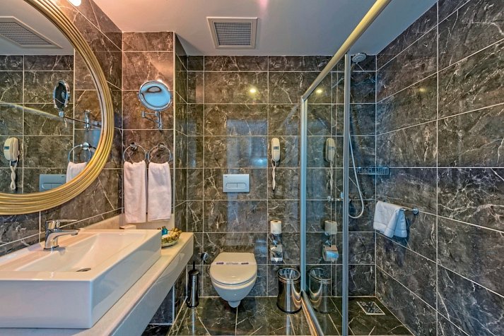Serenis Hotel - Beispiel Bad (Zimmercodierungen DBL, DCL, DBM, DCM, FBL, FB1, FBM, FB3, MB2 & MB3)