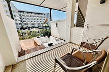 Sidera Kirman Premium - Wohnbeispiel Doppelzimmer Terrasse Jacuzzi seitl. Meerblick (Zimmercodierung DB2)