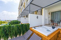 Sidera Kirman Premium - Wohnbeispiel Doppelzimmer mit Jacuzzi seitlicher Meerblick (Zimmercodierung DB2)