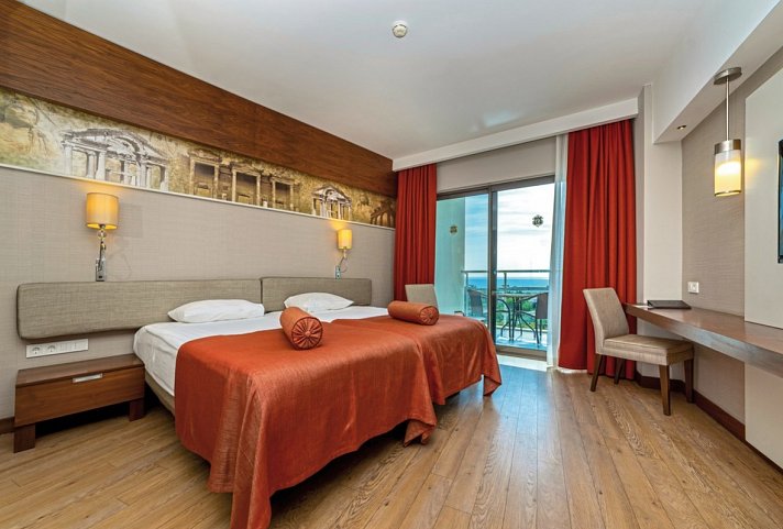 Commodore Elite Suites & Spa - Wohnbeispiel Doppelzimmer Meerblick (Zimmercodierung DBM)