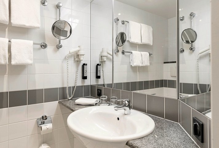 IntercityHotel Berlin Ostbahnhof - Beispiel Bad Doppelzimmer (Zimmercodierungen DB1 & DC1)