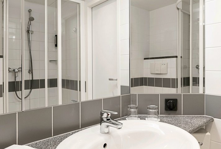 IntercityHotel Berlin Ostbahnhof - Beispiel Bad Doppelzimmer (Zimmercodierungen DB1 & DC1)