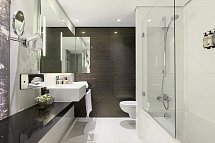H10 Berlin Ku'Damm - Beispiel Bad Doppelzimmer Deluxe (Zimmercodierung DD1)