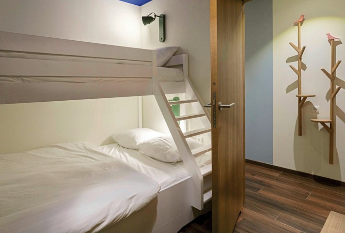 Tropical Islands OHANA Lodges - Wohnbeispiel OHANA Familienzimmer Komfort PLUS (Zimmercodierung FF1)