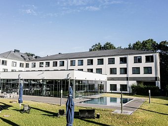 aja Bad Saarow - Außenansicht mit Pool