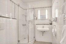 Hotel Döllnsee-Schorfheide - Beispiel Bad Doppelzimmer Economy Dependance (Zimmercodierung DB1)