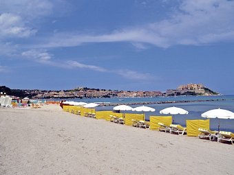 Korsika - ein Gebirge im Meer - Strand von Calvi