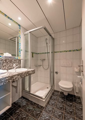 Victoria Lauberhorn Wengen, a Faern Collection Hotel - Beispiel Bad Doppelzimmer Economy (Zimmercodierung DE1)