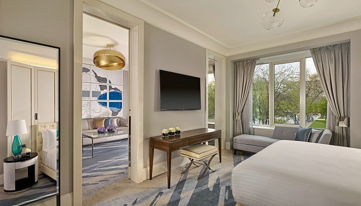 Al Habtoor Palace Budapest - Executive Suite Bedroom Park View