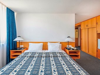 Club Tihany Hotel - Wohnbeispiel Doppelzimmer Standard Plus Parkseite (Zimmercodierungen DB1, DB2 & DC1)