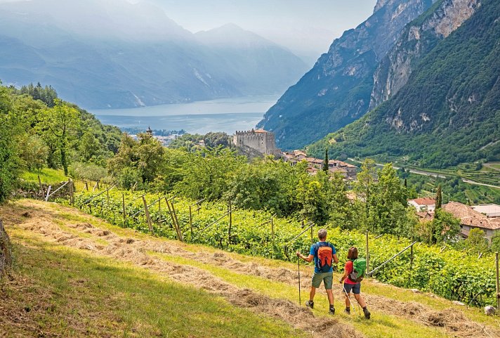 Wandertour Meran - Gardasee - Wanderer oberhalb von Tenno