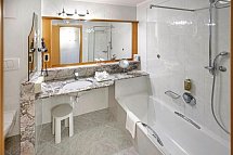 Activehotel Diana - Badbeispiel Doppelzimmer Deluxe (Zimmercodierung DD1)