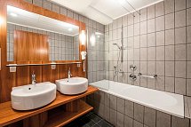 Krone - Badbeispiel Doppelzimmer Standard (Zimmercodierung DB1)